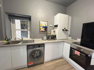 Кухня или мини-кухня в Two bed apartment
