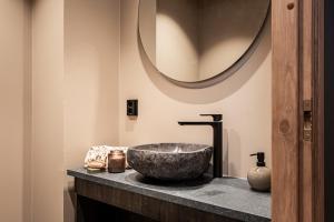 a bathroom with a bowl sink and a mirror at Villa Draivi B By Hilla Villas - 3BR and alcove in Kittilä +26 photos