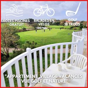 ein Schild für einen Golfplatz mit einem Tisch auf einer Veranda in der Unterkunft "LE VENDEE GOLF" Appartement 8 personnes, vue golf, accès piscines gratuit, village vacances in Talmont