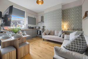 una sala de estar con un sofá y una mesa en Free Parking Fast Wifi 2 Min to Cardiff City, en Cardiff 45 fotos más