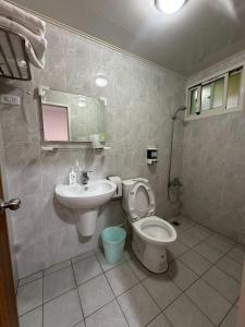 a bathroom with a toilet and a sink at 小琉球觀海洋客棧View Ocean Inn in Xiaoliuqiu +40 photos
