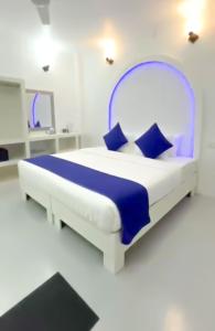 Postel nebo postele na pokoji v ubytování Santorini Maafushi Maldives + 14 fotografií