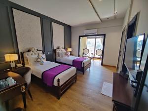 Телевизор и/или развлекательный центр в RT Grace Royal Taj Hotel Sukkur