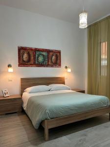 une chambre avec un lit et un tableau au mur dans l'établissement B&B due stanzulelle, à Salerne