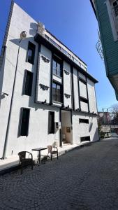 un edificio con tavolo e panche di fronte ad esso di LElLl HAGİA SOFİA OTEL a Istanbul