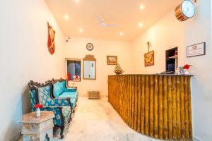 a living room with a wooden fence at Hotel Chandrawati Palace in Ābu Road