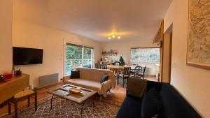 טלויזיה ו/או מרכז בידור ב-Gîte confort 15 couchages, vue panoramique Montagne Hautes Alpes, Terrasses