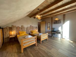 Postel nebo postele na pokoji v ubytování Gîte confort 15 couchages, vue panoramique Montagne Hautes Alpes, Terrasses