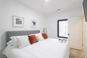 Postel nebo postele na pokoji v ubytování Unit 3 1Bed Room with Queen plus Sofa Bed in the Heart of DC