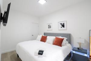 Postel nebo postele na pokoji v ubytování Unit 3 1Bed Room with Queen plus Sofa Bed in the Heart of DC