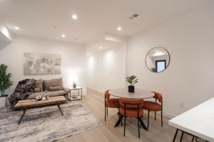 Posezení v ubytování Unit 3 1Bed Room with Queen plus Sofa Bed in the Heart of DC