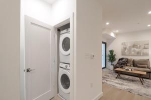 Posezení v ubytování Unit 3 1Bed Room with Queen plus Sofa Bed in the Heart of DC