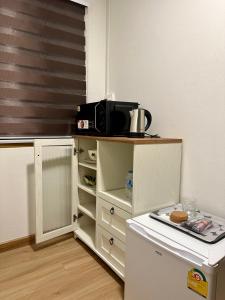 Η κουζίνα ή μικρή κουζίνα στο Sukkasame Apartment At Ngamwongwan