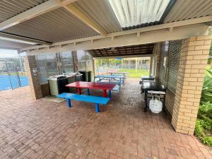 Bazén v ubytování Geographe Bay Holiday Park Unit 33 On The Beach nebo v jeho okolí