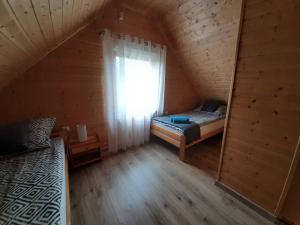 Posteľ alebo postele v izbe v ubytovaní Czarcie Chatki