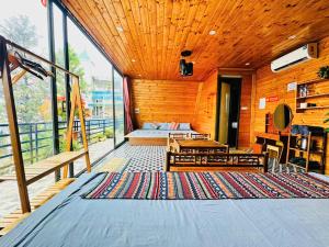 En eller flere senge i et værelse på Sa Mộc House - Tam Đảo căn Mộc 6 phòng ngủ + 97 billeder