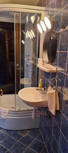 グラボヴァツにあるHouse Anitaのバスルーム(シンク、照明付きシャワー付) +53枚の写真