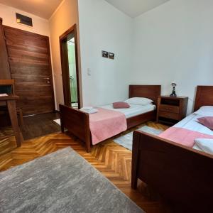 Voodi või voodid majutusasutuse Hotel Paviljon toas