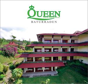 峇圖拉登的住宿－皇后花園酒店，背景是一座建筑,后院是