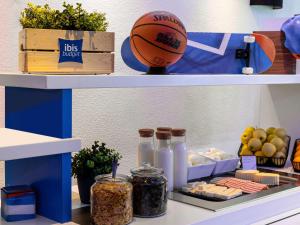 ein Regal mit einem Basketball und etwas Essen darauf in der Unterkunft Ibis Budget Bilbao Arrigorriaga in Arrigorriaga