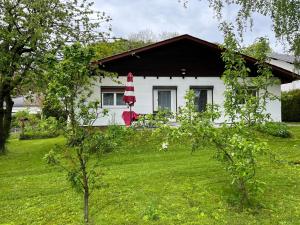 Garður fyrir utan Ferienwohnungen zum Attersee