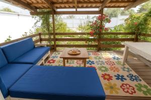 チクラナ・デ・ラ・フロンテーラにある"Chalet La Buganvilla con Piscina Privada y Jardín Cerca de la Playa en Chiclana"の青いソファ、パティオ(テーブル付) +17枚の写真