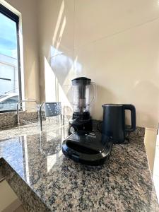 ein Mixer, der auf einer Theke steht in der Unterkunft Casa Davisis - PX da JK e Centro - Ate 8 Hospedes in Palmas