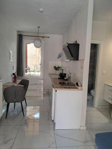 Een keuken of kitchenette bij Blue View Apartments