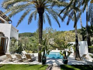 Bazén v ubytování Villa Enri Villa y Casita con Piscina y Jacuzzi nebo v jeho okolí