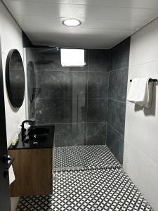 Koupelna v ubytování בוטיק רפאל Boutique Rafael + 36 fotografií