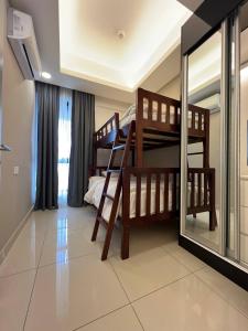 ゲンティンハイランドにあるBreezing Retreat 2BR at Ion Delemen Level 23の二段ベッド2台と鏡のある寝室 +9枚の写真