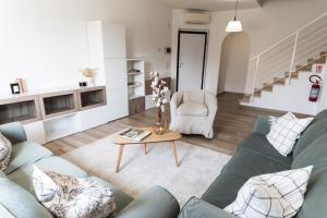 a living room with a couch and a table at Casa Gaia - Villetta a pochi passi da Roma in Ciampino