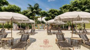 un gruppo di sedie e ombrelloni con un parco giochi di Hotel Skanderbeg a Golem