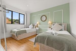 Giường trong phòng chung tại Luxury Oxford Bungalow +17 ảnh