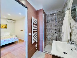 YourHome - A Casa di Manuela في سانتّانييلّو: حمام مزود بدش ومغسلة +21 صورة