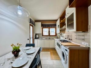 YourHome - A Casa di Manuela في سانتّانييلّو: مطبخ مع طاولة عليها لوحات