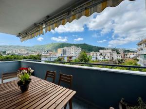 YourHome - A Casa di Manuela في سانتّانييلّو: طاولة على شرفة مطلة على مدينة