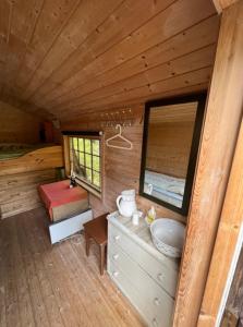 a bathroom with a sink and a mirror in a cabin at Tradisjonell norsk hytte i vakre Rasdalen in Vossevangen