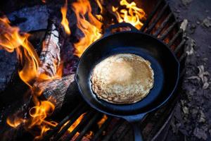 una frittella che cuoce in una padella sul fuoco di The ZenDen a Lindula