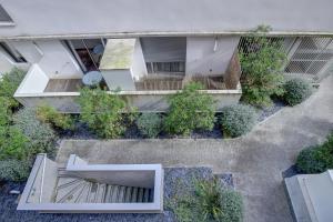 an overhead view of a building with a garden at Le studio du Pont Guilhemery in Toulouse