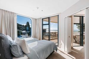 Ένα ή περισσότερα κρεβάτια σε δωμάτιο στο Stylish Mt Pad Epic Views Walk to Beach & Eats