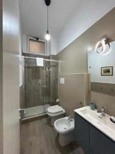 une salle de bains avec toilettes, douche et lavabo dans l'établissement B&B due stanzulelle, à Salerne