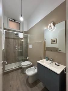 une salle de bains avec lavabo, toilettes et douche dans l'établissement B&B due stanzulelle, à Salerne 58 autres photos