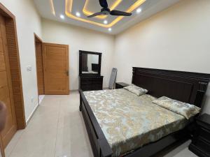 En eller flere senge i et værelse på House in bahria