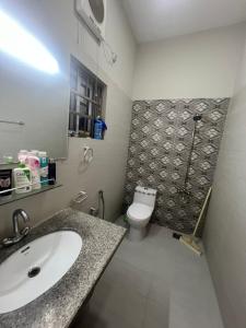 Et badeværelse på House in bahria + 8 billeder