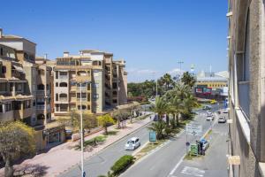 widok na ulicę miejską z samochodami na drodze w obiekcie ALEGRIA ID14 w mieście Torrevieja