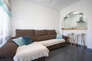 salon z kanapą i lustrem w obiekcie ALEGRIA ID14 w mieście Torrevieja