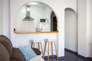 salon z kanapą i kuchnią w obiekcie ALEGRIA ID14 w mieście Torrevieja +27 zdjęć