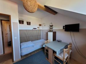 a small room with a bed and a table at Pokoje Gościnne u Stasi in Mielno