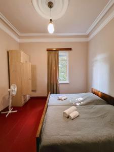 Postel nebo postele na pokoji v ubytování Achi Guest House